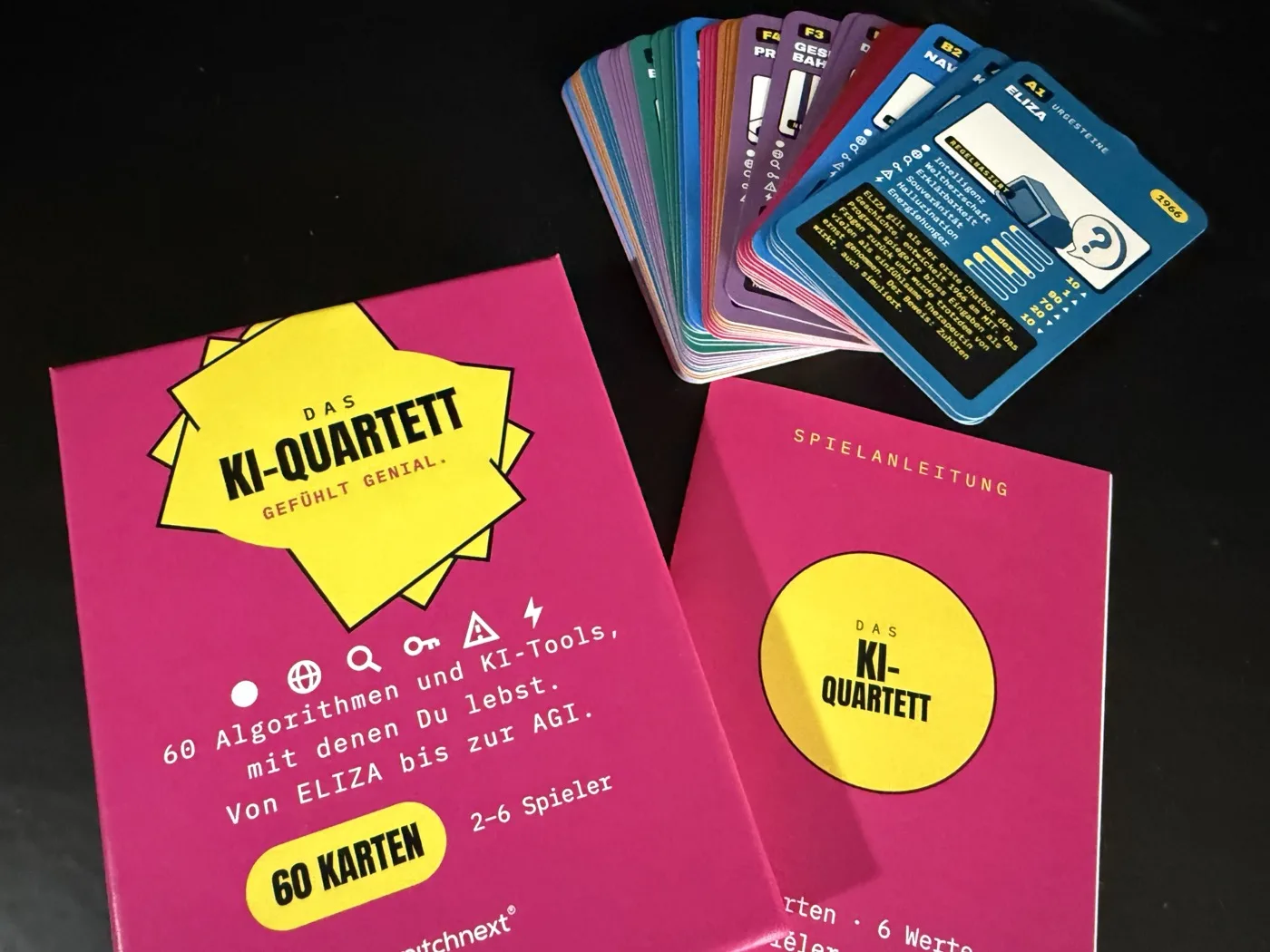 Originalfoto: Das KI-Quartett mit Box, Spielanleitung und Kartenfaecher